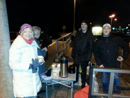 Kaffee oder Tee für den Pendler an der S-Bahn-Station: Gudrun Wagner, Frank Riegler, Dr. Christian Pfeiffer und Marcus Kreyer