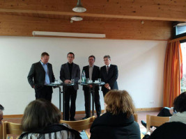 Johannes Karl beim kommunalpolitischen Kirchenkaffee der LukasGemeinde