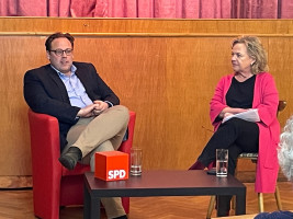 Talk auf dem roten Stuhl mit Claudia Belzer und Christian Pech