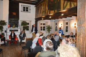 Zahlreiche Besucher beim Talk auf dem roten Stuhl in Bubenreuth
