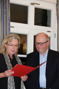 Hermann Stumptner wird für 50 Jahre Mitgliedschaft durch Alexandra Hiersemann geehrt